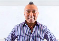 言葉の素晴らしさを伝える、ゴルゴ松本の「命の授業」【あの人の働きスタイル】