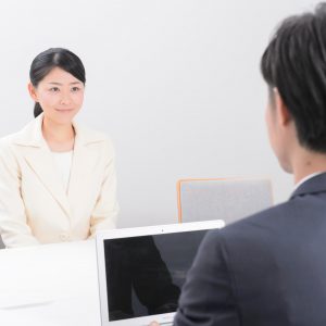 主婦のパート面接の服装マナー スーツ 私服 カバンやメイク 髪型など