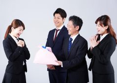 タウンワークマガジン 退職時の挨拶（スピーチ・メール）の仕方と最終出社日にすべきこと【バイト・パートの退職】