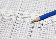 TOEFL TOEIC ちがい 実施目的 試験形式 主題内容 難易度 対策 英語 テスト グローバル化 バイト タウンワーク