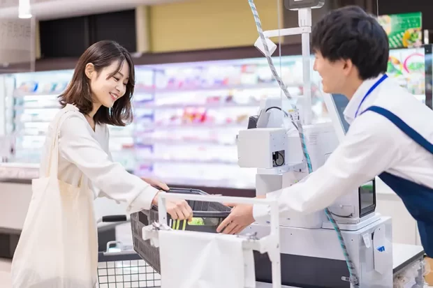 タウンワークマガジン _「レジ打ち」バイトが気になるけど…。未経験や短期間でもできるの? そのときの注意点は?