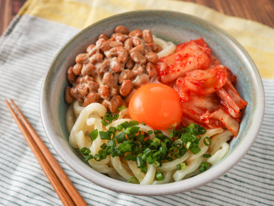 料理研究家ジョーさん の 楽うまレシピ 第4回 3種の発酵の力で腸やさしい キムチーズ納豆うどん タウンワークマガジン