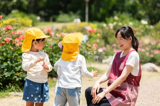 タウンワークマガジン _幼稚園教諭はどんな仕事?保育士との違いや仕事内容、資格取得方法などを解説