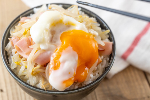 一食100円 コスパ最強 無限ハムもやし丼 料理研究家ジョーさん の 楽うまレシピ 第11回 タウンワークマガジン