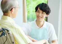 タウンワークマガジン _介護福祉士のパート・バイトで働くには?仕事内容、時給、資格手当、実務経験にあたるのか?などを解説