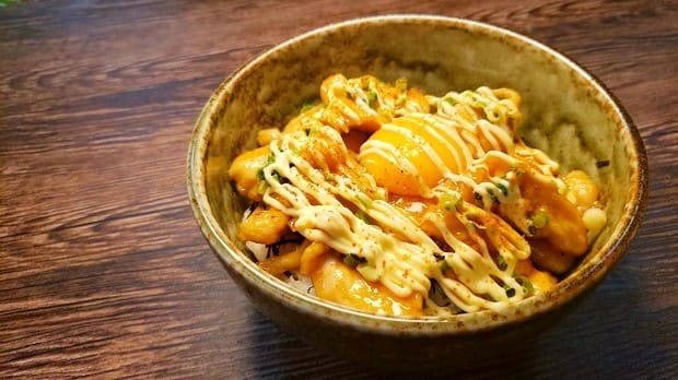 学生応援 リュウジ飯 第26回 超限界コスパ がっつり満足 鶏むね肉のテリマヨ丼 タウンワークマガジン