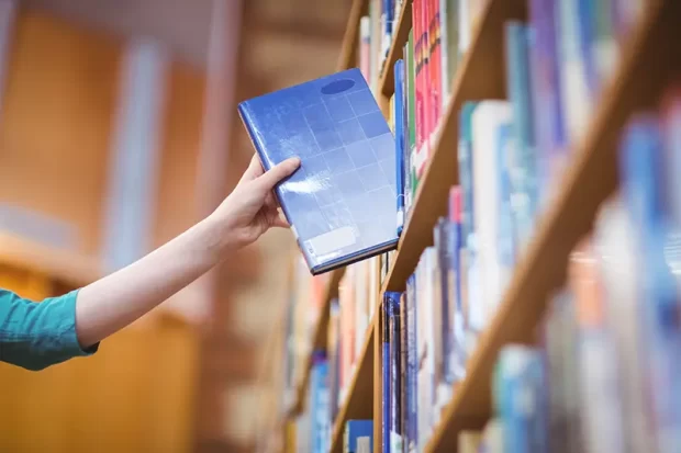 タウンワークマガジン _図書館バイト|資格がなくても大学生でもOK!仕事内容、時給から面接服装まで