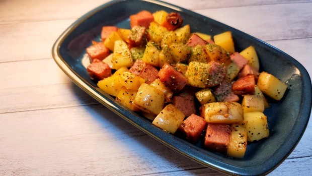 学生応援 リュウジ飯 第31回 家呑みに最高 ビールがすすむ スパムのサイコロジャーマンポテト タウンワークマガジン