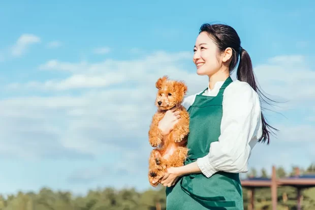 タウンワークマガジン _ペットシッターになるには? おすすめの資格、働き方や収入などを解説