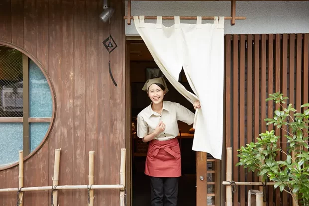 タウンワークマガジン _飲食店バイトは実際きつい？それでもおすすめする理由は？口コミあり