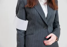 タウンワークマガジン _基本はスーツ? 気になる試験監督バイトの服装とは
