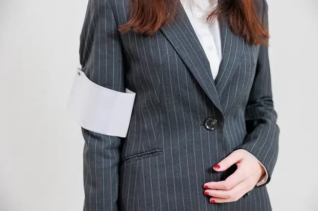 タウンワークマガジン _基本はスーツ? 気になる試験監督バイトの服装とは