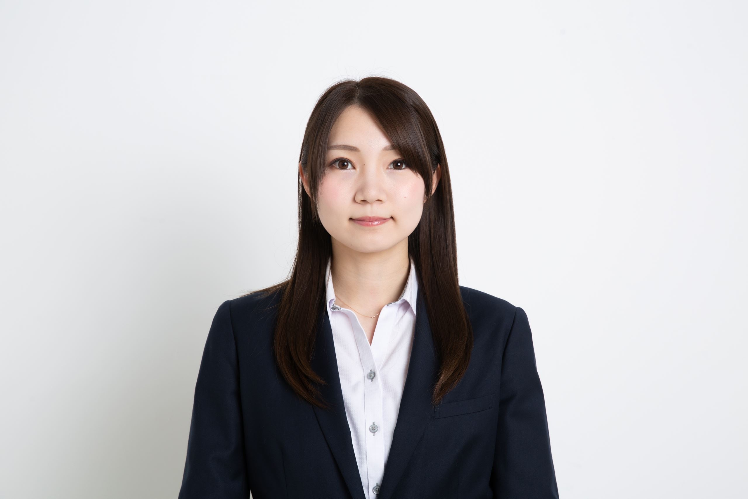 女性の転職面接のスーツ選びと服装マナー｜20代、30代、40代の年代別の 