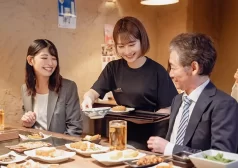 タウンワークマガジン _居酒屋で高校生もバイトできる?どんな仕事がある?きつい・楽しいなど口コミも紹介