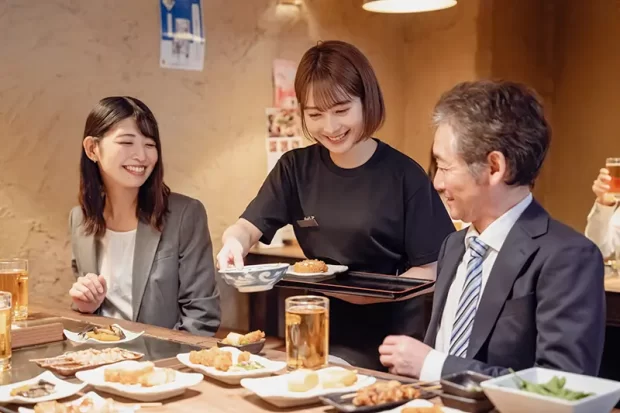タウンワークマガジン _居酒屋で高校生もバイトできる?どんな仕事がある?きつい・楽しいなど口コミも紹介