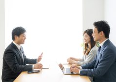 「大丈夫です」はビジネスシーンの敬語表現として正しい？言い換え表現やシーン別の例文を紹介