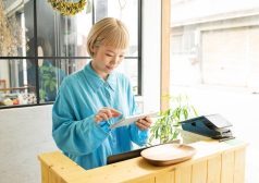 髪色 自由 髪型 金髪 派手 茶髪 染髪 赤 青 ピンク アルバイト タウンワークマガジン townwork